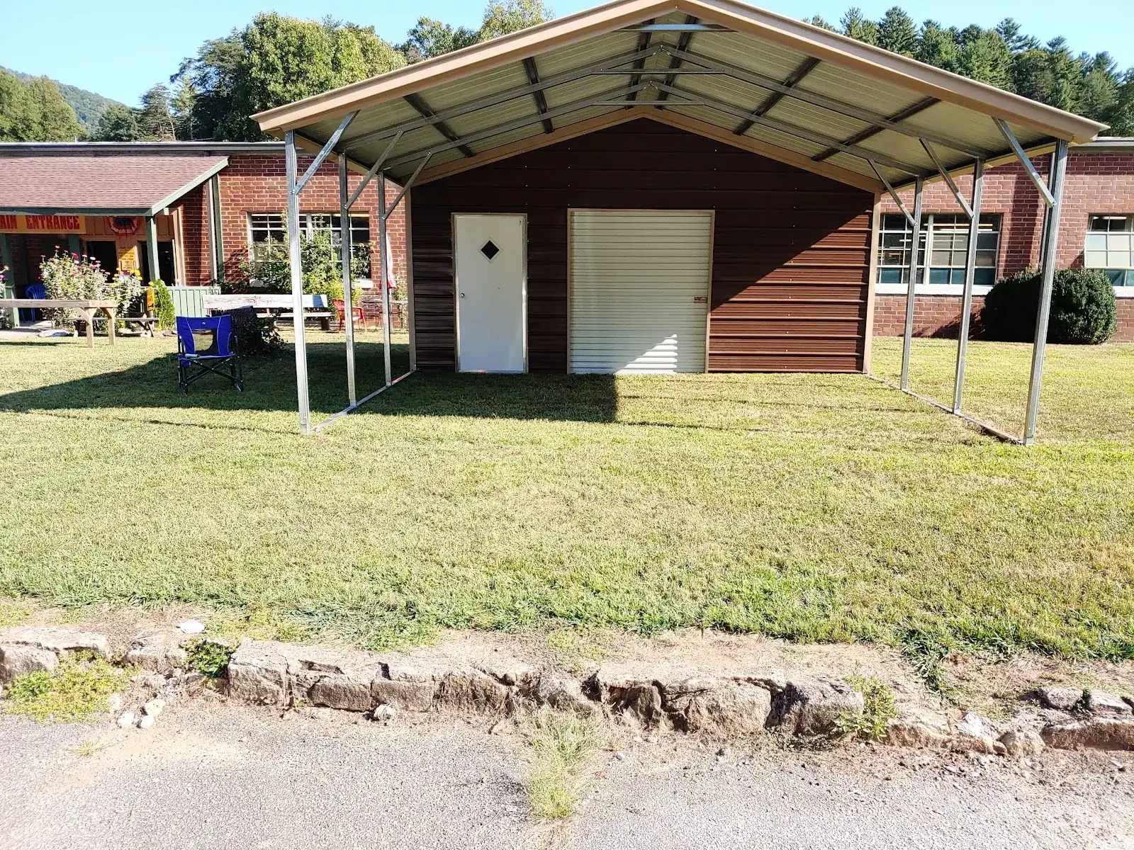 Metal workshop with covered lean-tos on both sides